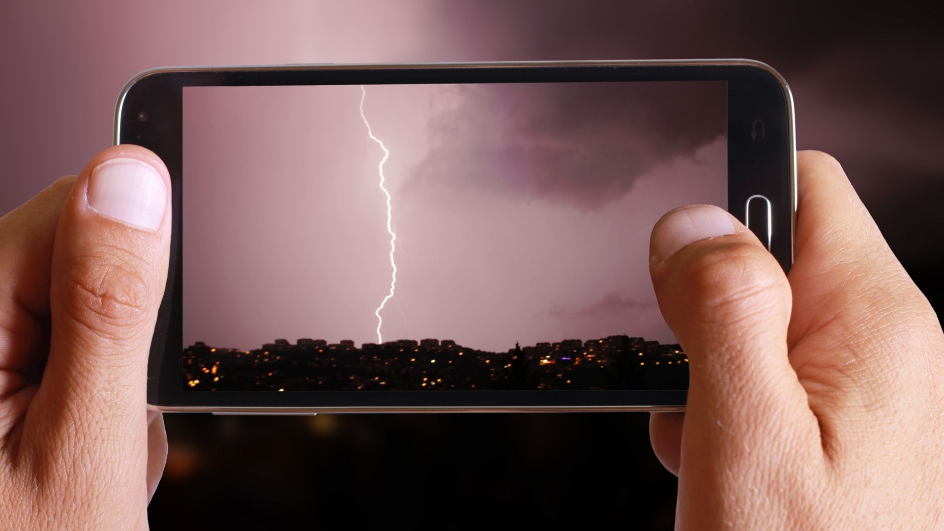 riscos de celular em tempestade